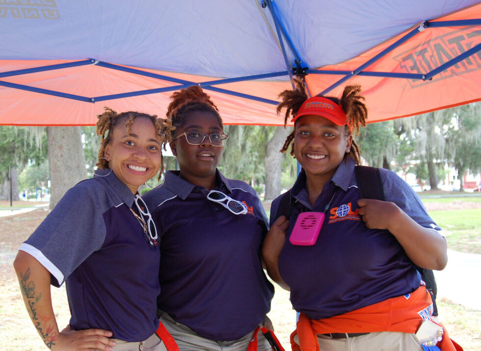 move in student volunteers